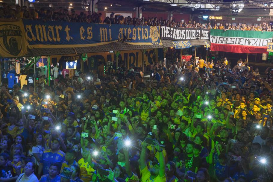 Una folla immensa di tifosi della squadra messicana dei Tigres all’annuale festa del club, a Monterrey (Afp)